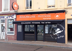 Habillage de la façade de la boulangerie Pom de Pain